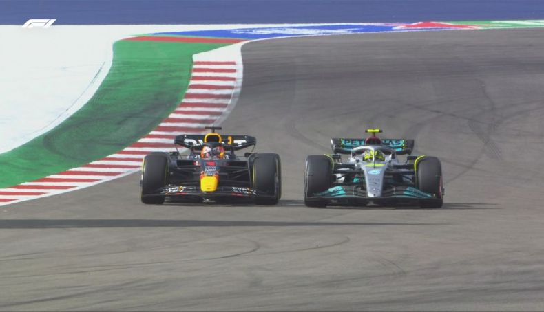 7 A poco para el final Verstappen adelantó a Hamilton y volvía a liderar