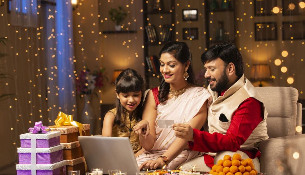 Familia india celebrando Diwali. Familia india celebrando Diwali.