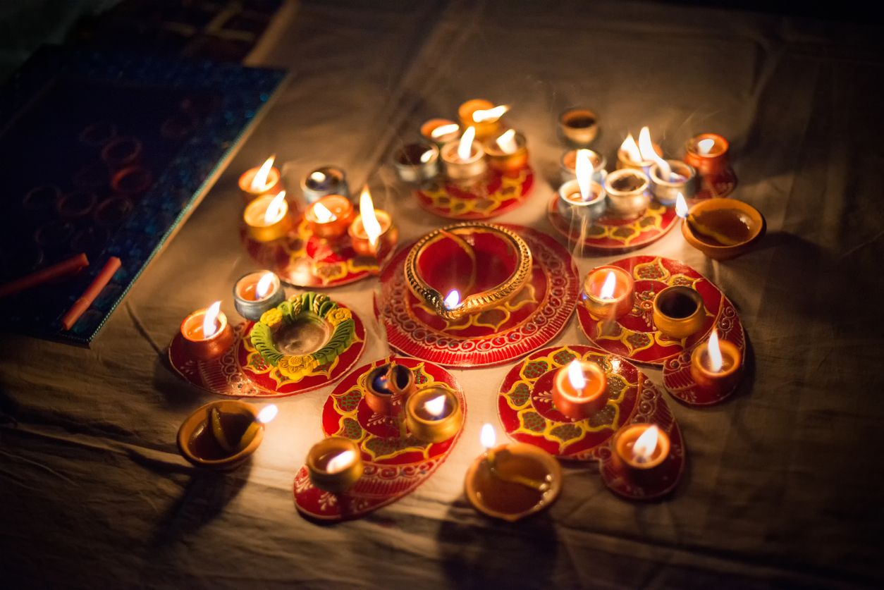 Los hindúes celebran Diwali, decorando sus hogares con linternas, lámparas de arcilla y fuegos artificiales.
