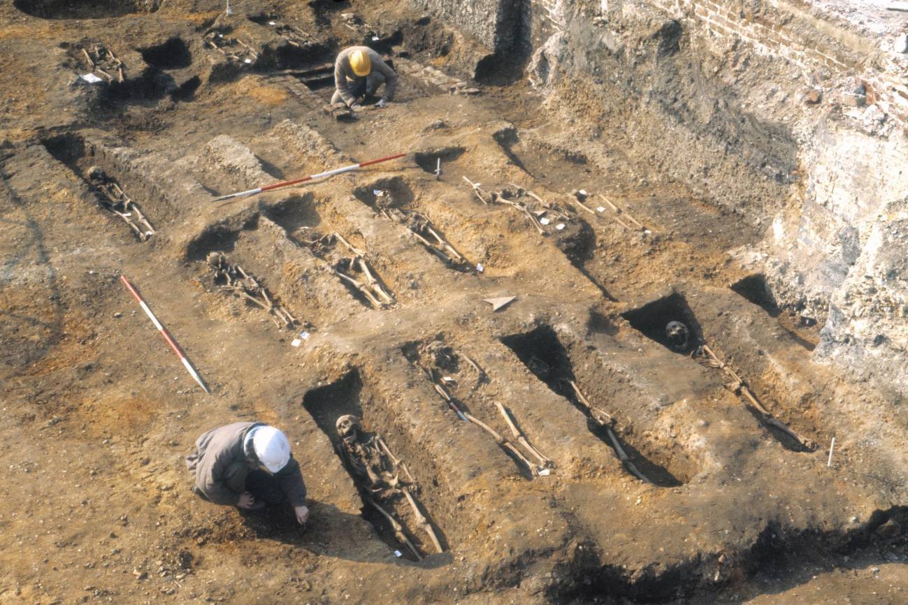 Los investigadores extrajeron el ADN de restos de enterramientos en las fosas de la peste negra de East Smithfield (Londres).