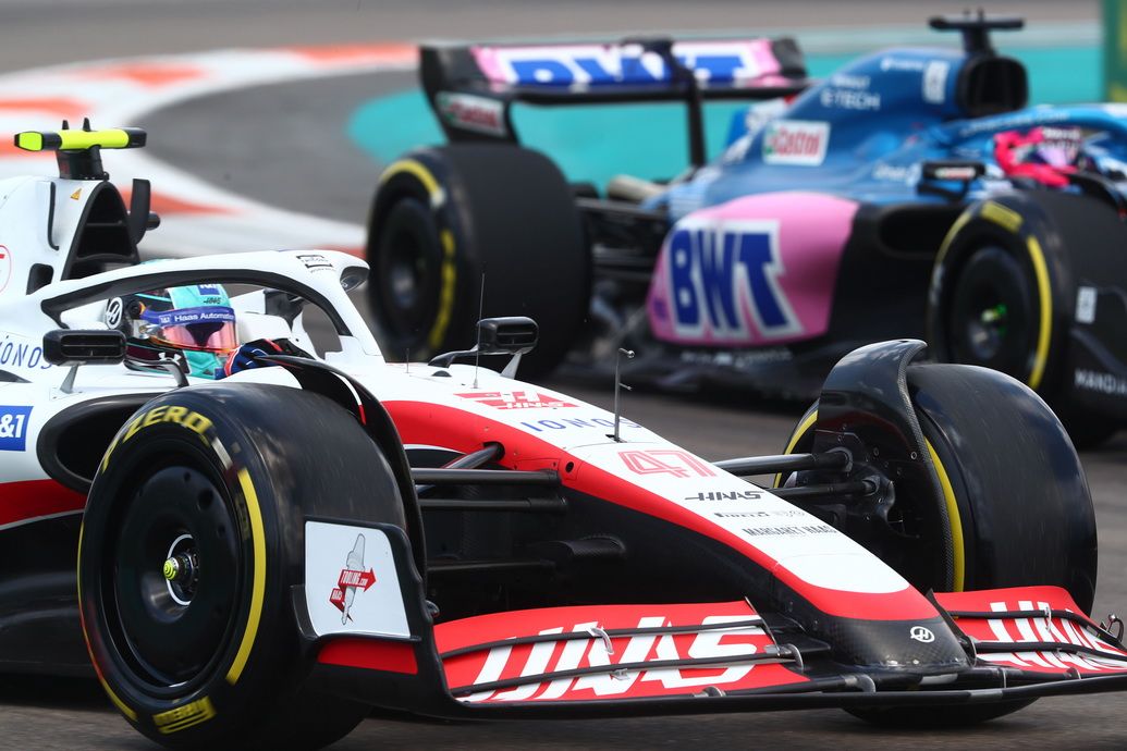 Fernando Alonso adelantando a un Haas
