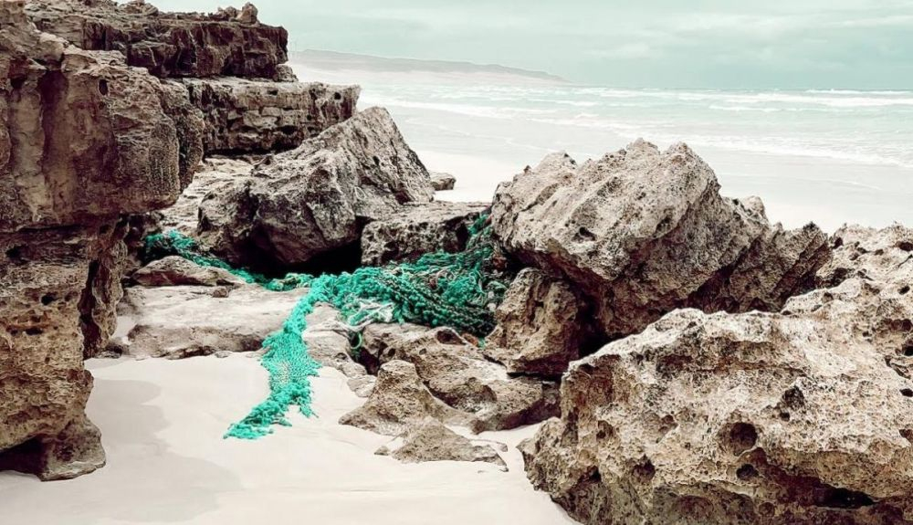 Restos de redes de pesca en una playa.