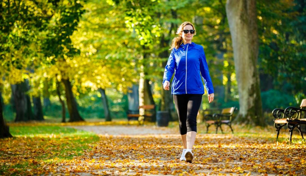 Caminar favorece la liberación de endorfinas en el cerebro, lo que hace que nos sintamos mejor, más felices Caminar favorece la liberación de endorfinas en el cerebro, lo que hace que nos sintamos mejor, más felices
