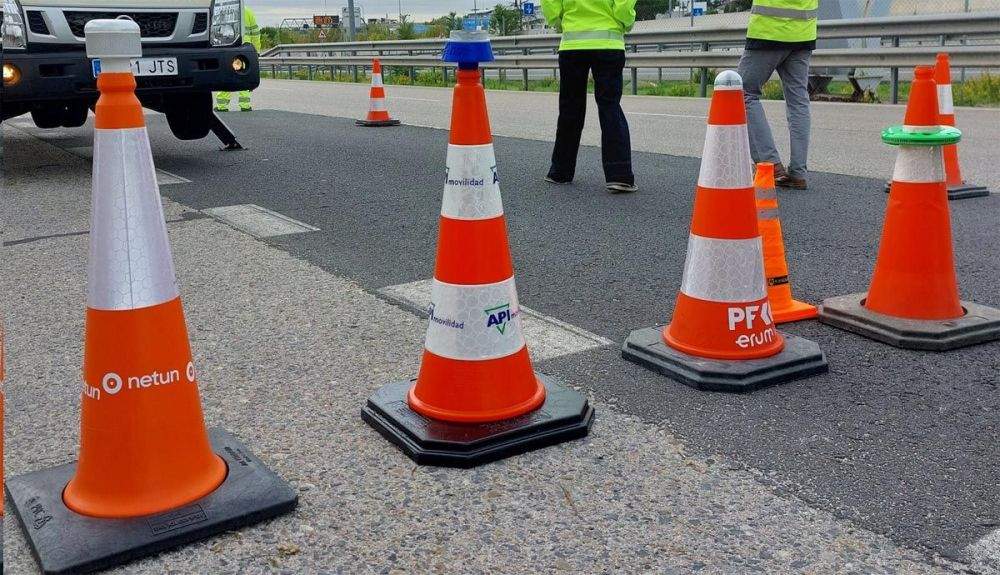 Así son los nuevos conos conectados de la DGT par la carretera