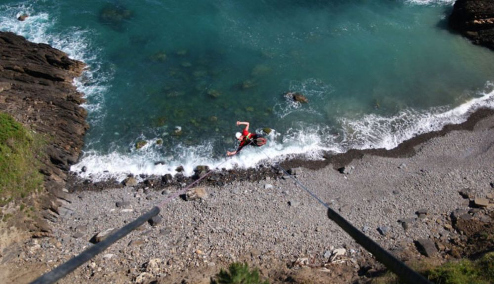 El salto aquí se hace de cara al acantilado, a unos 50 metros de altura. El salto aquí se hace de cara al acantilado, a unos 50 metros de altura.