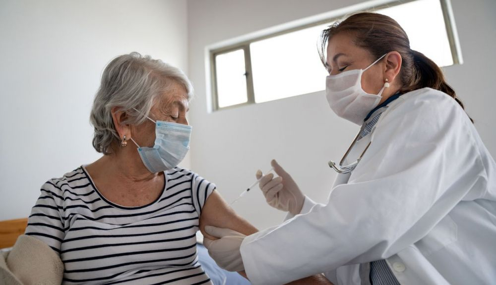 La vacuna contra la gripe es aconsejable para mayores de 60 años. La vacuna contra la gripe es aconsejable para mayores de 60 años.
