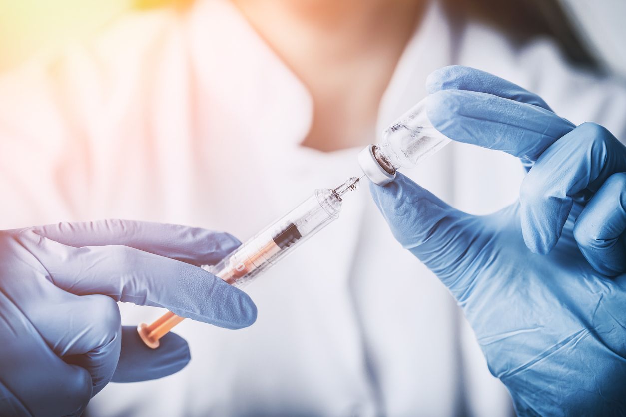 La vacunación contra la gripe reduce el riesgo de enfermedad grave.