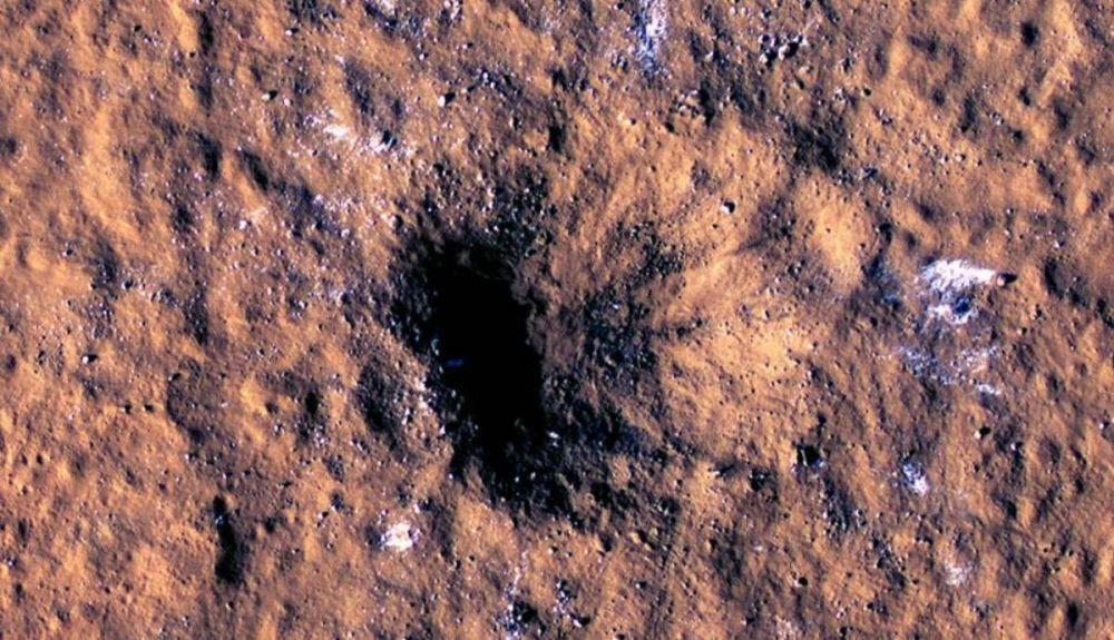 Cráter formado el 24 de diciembre de 2021 por el impacto de un meteorito en la región de Amazonis Planitia de Marte. Cráter formado el 24 de diciembre de 2021 por el impacto de un meteorito en la región de Amazonis Planitia de Marte.
