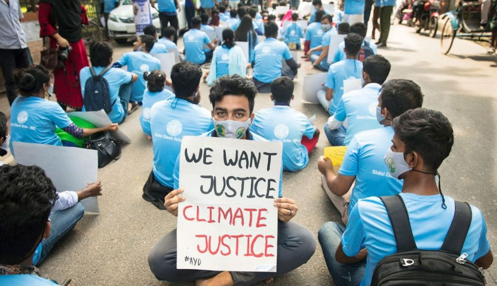 Jóvenes activistas se sientan en la calle como forma de protesta en solidaridad con la Huelga Climática Global en Bangladesh. Jóvenes activistas se sientan en la calle como forma de protesta en solidaridad con la Huelga Climática Global en Bangladesh.