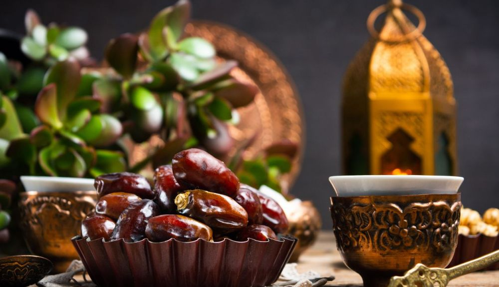 Tradicionalmente, los cataríes ofrecen a sus huéspedes dátiles con café árabe. Tradicionalmente, los cataríes ofrecen a sus huéspedes dátiles con café árabe.