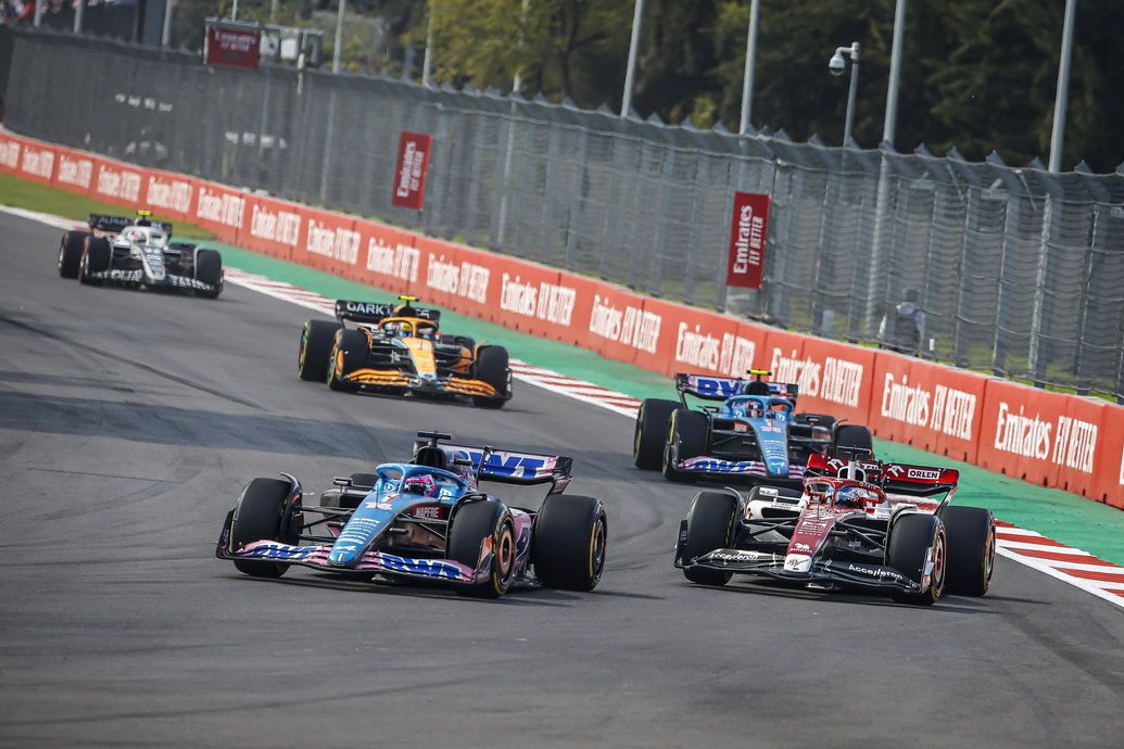 Fernando Alonso durante la carrera mexicana