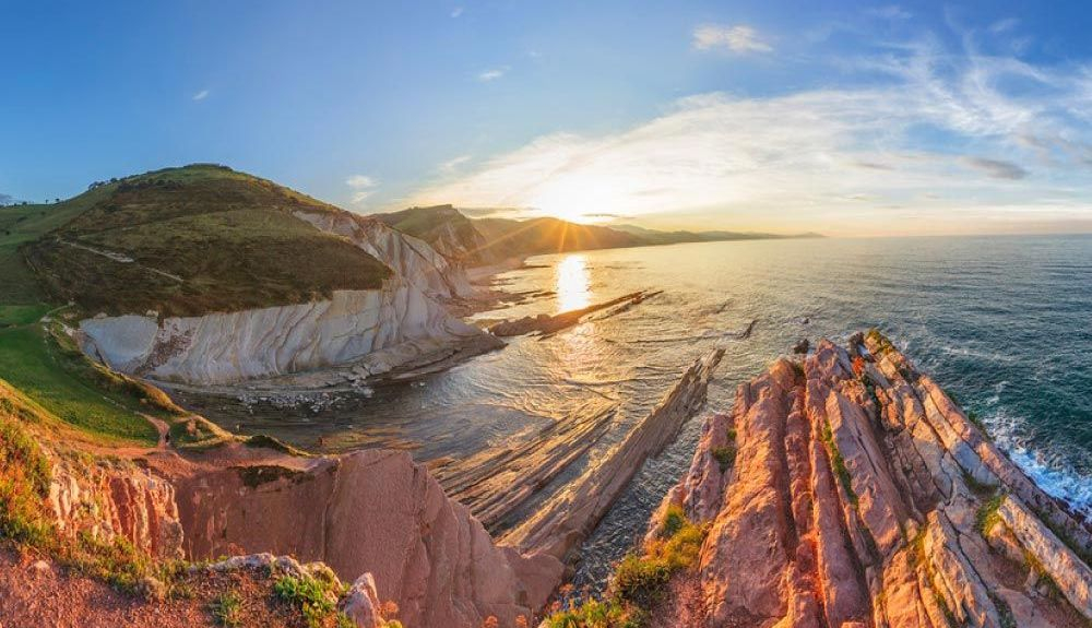 La playa de Zumaia y sus formaciones rocosas llamadas flysch. La playa de Zumaia y sus formaciones rocosas llamadas flysch.