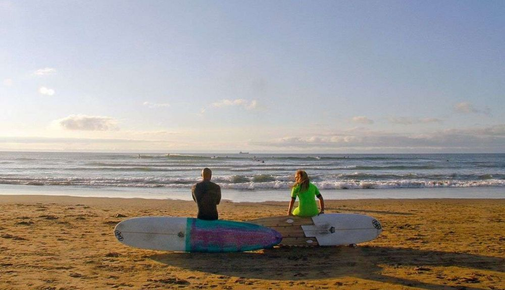 En la Playa de Salinas, se celebra un festival de longboard. En la Playa de Salinas, se celebra un festival de longboard.