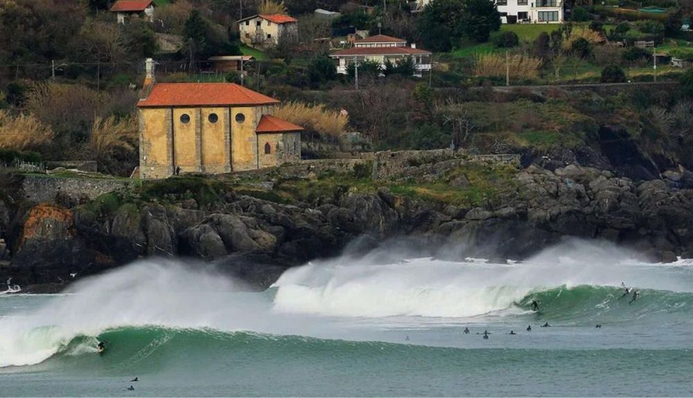 Por la Playa de Mundaka han pasado los mejores surferos del mundo. Por la Playa de Mundaka han pasado los mejores surferos del mundo.