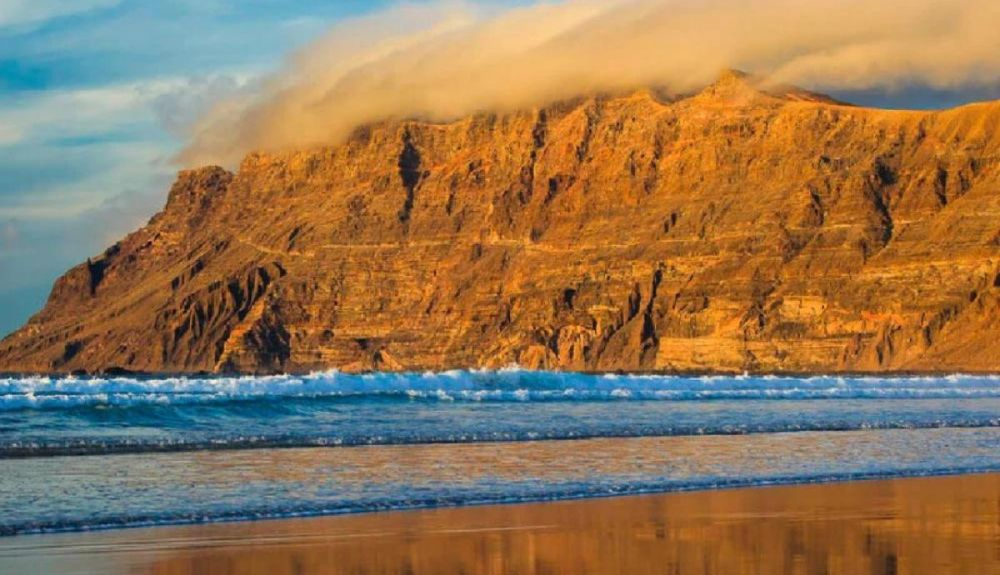 La Playa de Famara se encuentra en el Parque Natural del Archipiélago Chinijo. La Playa de Famara se encuentra en el Parque Natural del Archipiélago Chinijo.