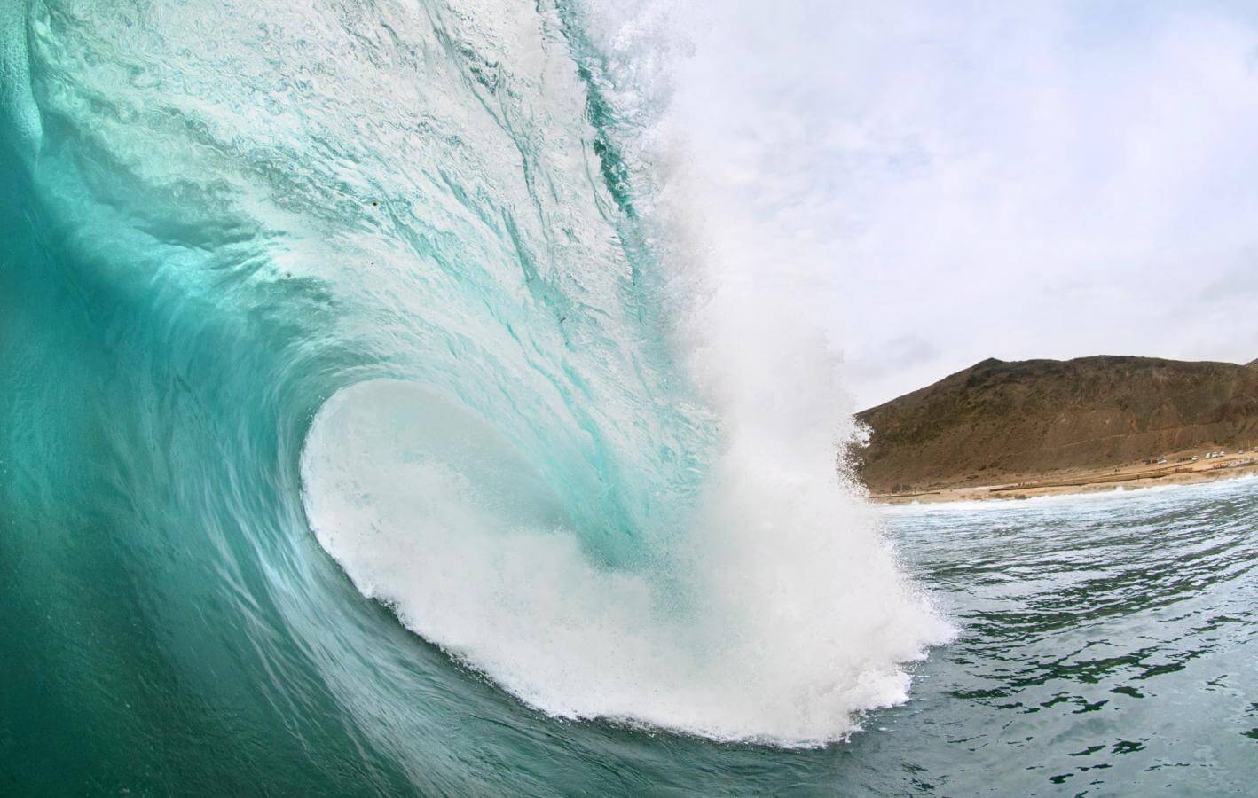 El Confital es una de las playas paradisíacas de España para practicar surf.