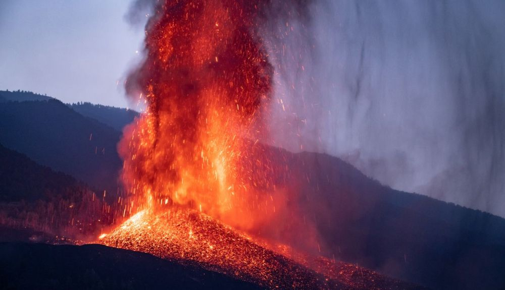 Un volcán en erupción puede provocar lluvia ácida. Un volcán en erupción puede provocar lluvia ácida.