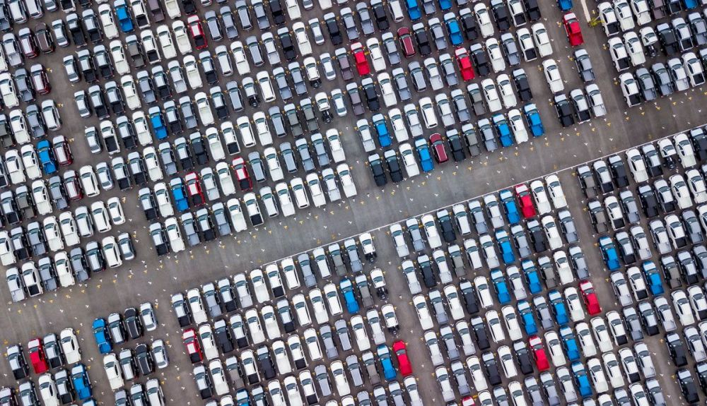 Esta imagen de aparcamientos enormes con el stock de vehículos nuevos podría desaparecer muy pronto. Foto iStock.