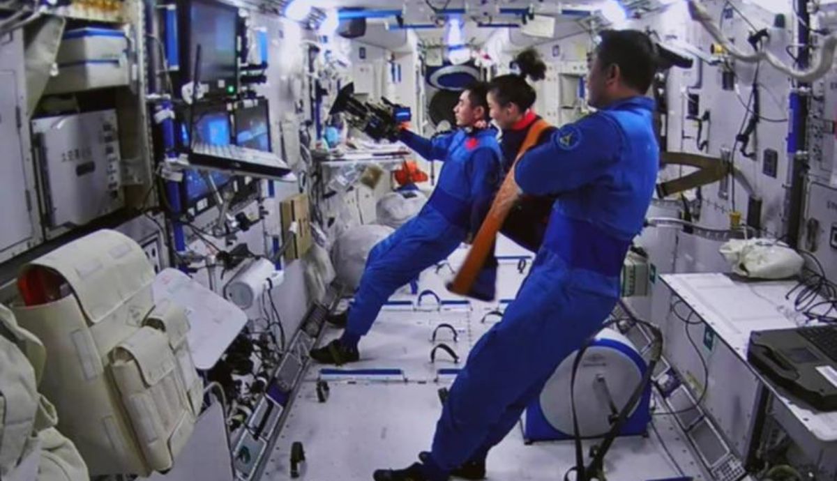 Una tripulación de tres personas vive a bordo de la estación espacial Tiangong.