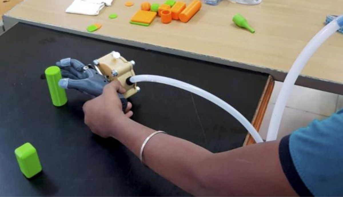 La mano biónica carece de cables y arneses.