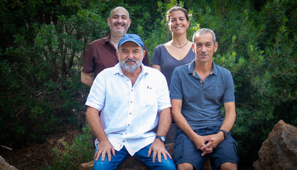 Equipo de investigadores que ha descrito este nuevo género y especie de gusano marino.