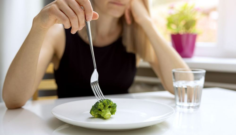 Una dieta muy baja en calorías puede causar amenorrea hipotalámica funcional. Una dieta muy baja en calorías puede causar amenorrea hipotalámica funcional.