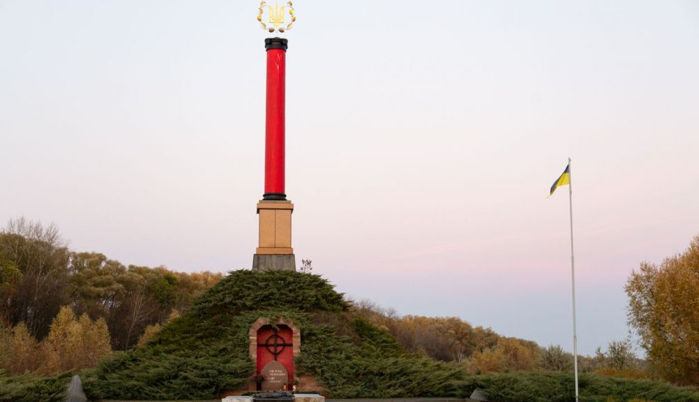Kruty Heroes Memorial es un monumento en honor a que murieron defendiendo Kyiv retrasando el avance del Ejército Rojo el 29 de enero de 1918. Kruty Heroes Memorial es un monumento en honor a que murieron defendiendo Kyiv retrasando el avance del Ejército Rojo el 29 de enero de 1918.