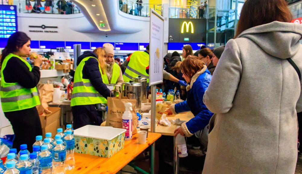 Voluntarios ayudan a refugiados de Ucrania en la estación de tren de Varsovia. Voluntarios ayudan a refugiados de Ucrania en la estación de tren de Varsovia.