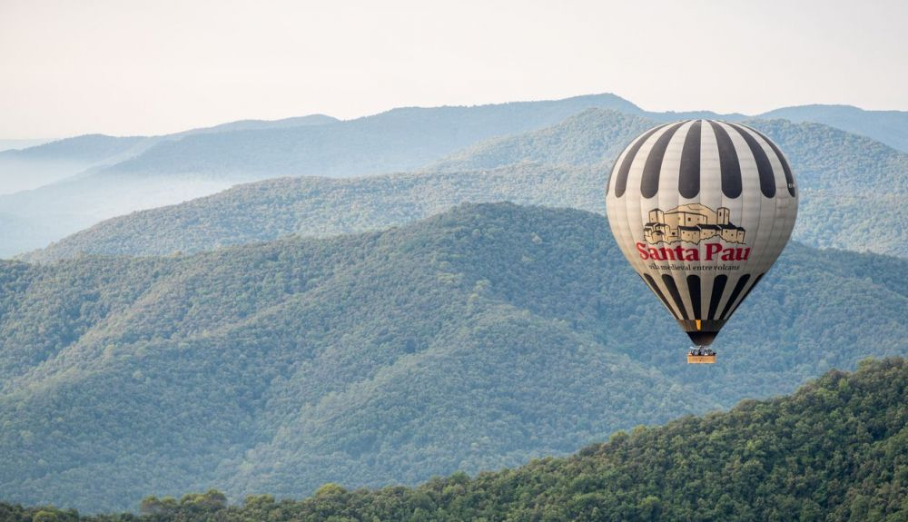 Globo aerostático sobre la zona volcánica en La Garrotxa, provincia de Gerona, Cataluña