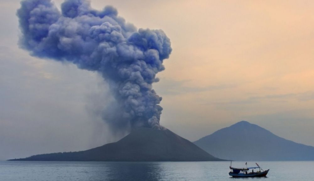 El Anak Krakatoa surgió de la caldera y continúa en erupción periódicamente. El Anak Krakatoa surgió de la caldera y continúa en erupción periódicamente.