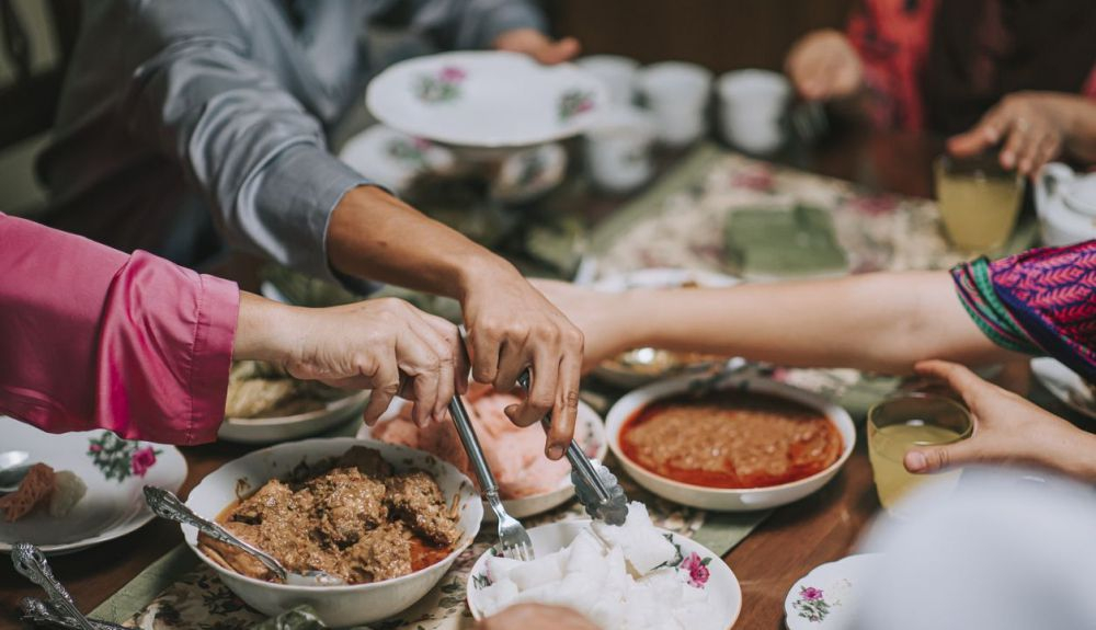 El iftar es la comida nocturna con la que se rompe el ayuno diario durante el mes islámico del Ramadán. El iftar es la comida nocturna con la que se rompe el ayuno diario durante el mes islámico del Ramadán.