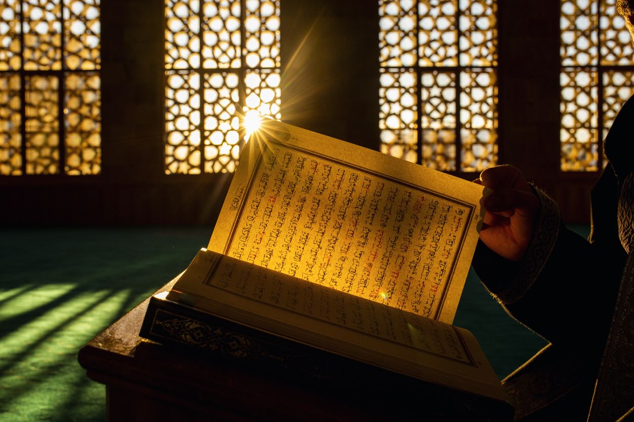En el año 624, el mes de Ramadán fue declarado sagrado en virtud del inicio de la misión del Profeta y la revelación del Corán.