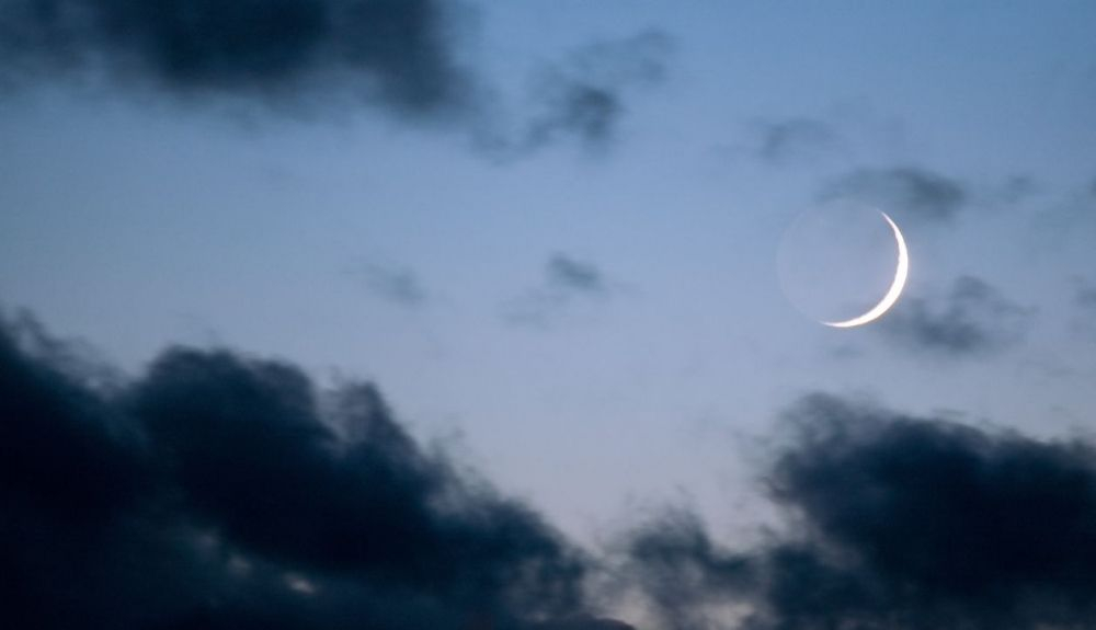 La forma de la luna depende del lugar de la Tierra desde donde se observe. La forma de la luna depende del lugar de la Tierra desde donde se observe.