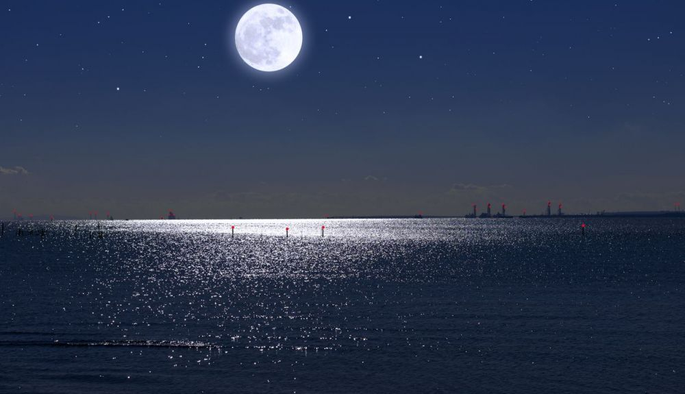 Luna llena en la bahía de Tokio Luna llena en la bahía de Tokio