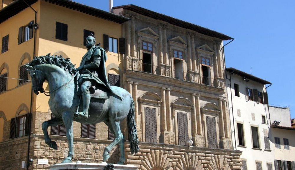 Piazza della Signora, con la escultura de Cosme I a caballo. Piazza della Signora, con la escultura de Cosme I a caballo.