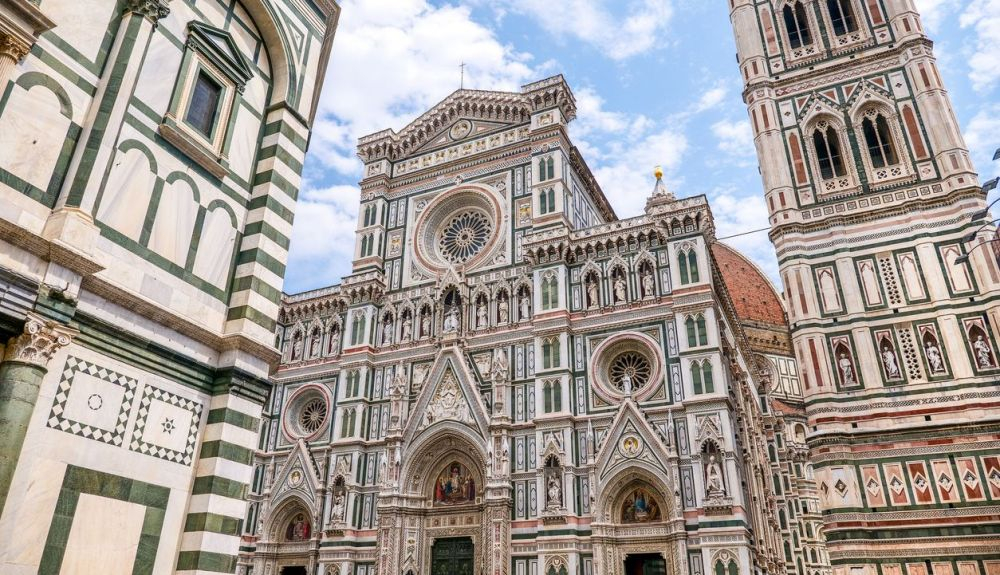 Una impresionante vista del Duomo de Santa Maria del Fiore en el corazón histórico de Florencia. Una impresionante vista del Duomo de Santa Maria del Fiore en el corazón histórico de Florencia.