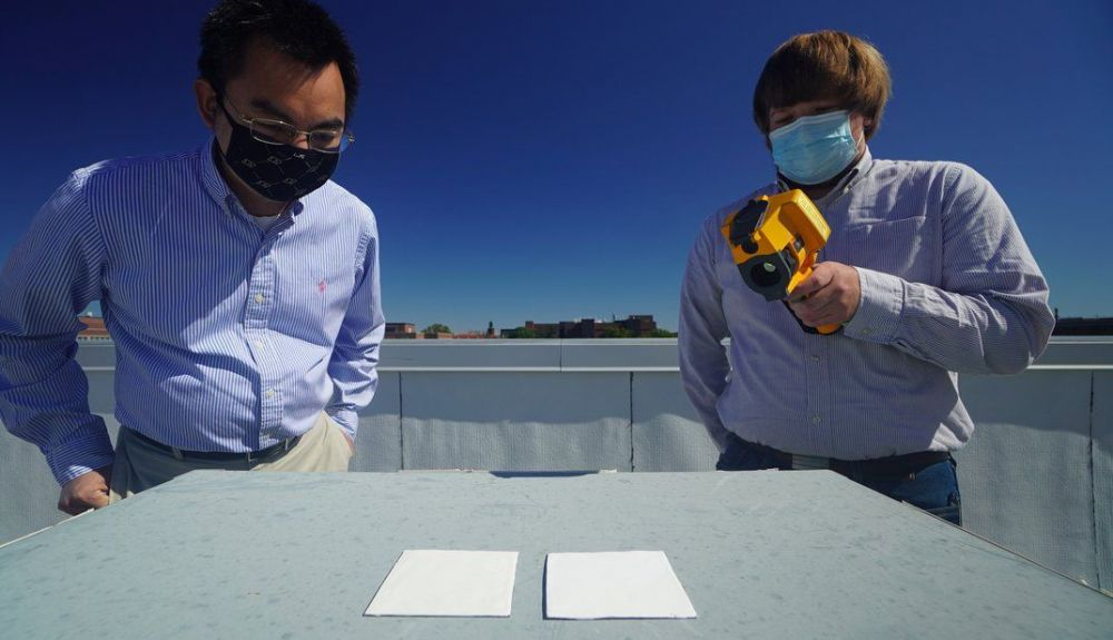 Los investigadores Xiulin Ruan y Joseph Peoples usan una cámara infrarroja para comparar el rendimiento de enfriamiento de muestras de pintura blanca en un techo. Los investigadores Xiulin Ruan y Joseph Peoples usan una cámara infrarroja para comparar el rendimiento de enfriamiento de muestras de pintura blanca en un techo.