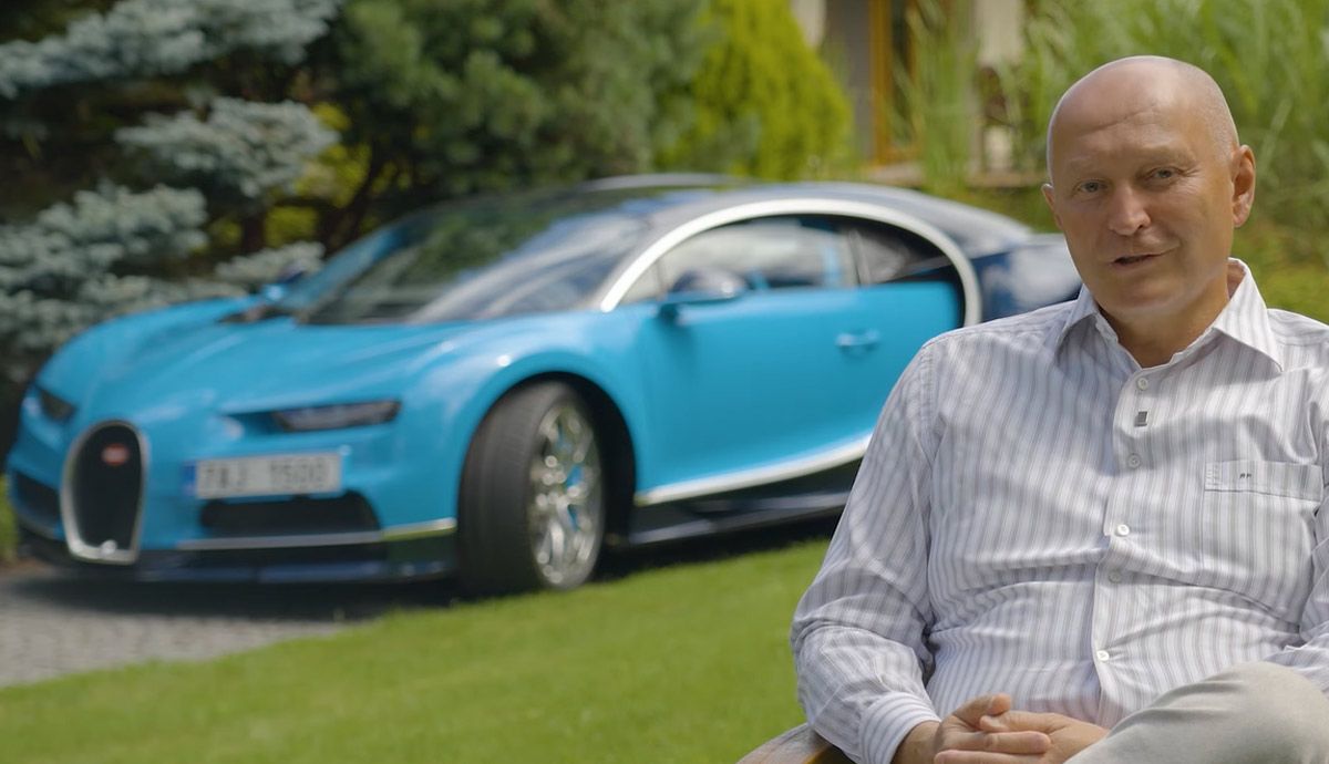 El conductor que llevó su Bugatti Chiron a los 417 kmh en una autopista y se grabó da sus explicaciones en vídeo.