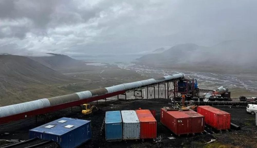 La última mina de carbón que queda en Noruega se encuentra justo en el archipiélago. La última mina de carbón que queda en Noruega se encuentra justo en el archipiélago.
