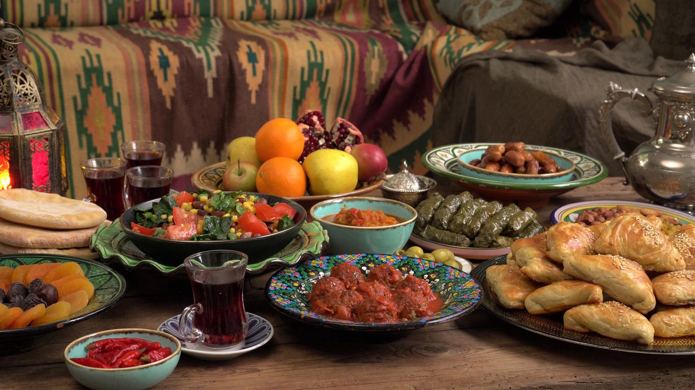 En Eid al-Adha, la familia y los amigos se reúnen para una gran comida.