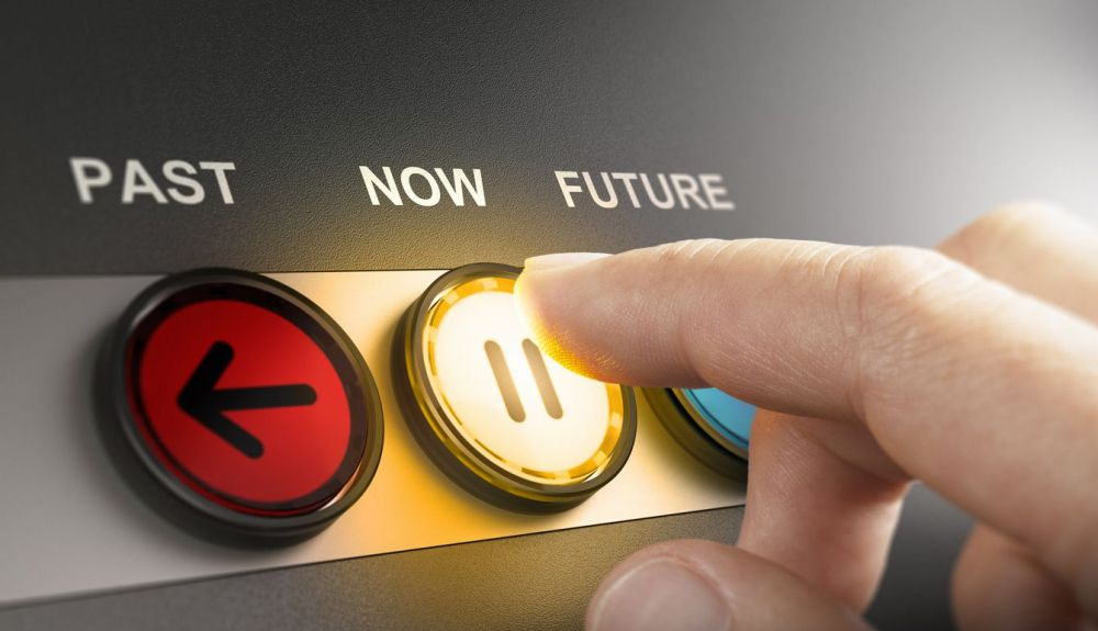 Concepto de máquina del tiempo. Volver al pasado, vivir en el momento presente o en el futuro. Concepto de máquina del tiempo. Volver al pasado, vivir en el momento presente o en el futuro.