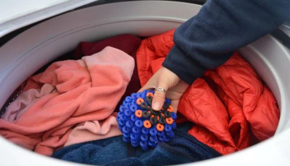 Cora Ball reduce en un 30% la contaminación del agua por microfibras.