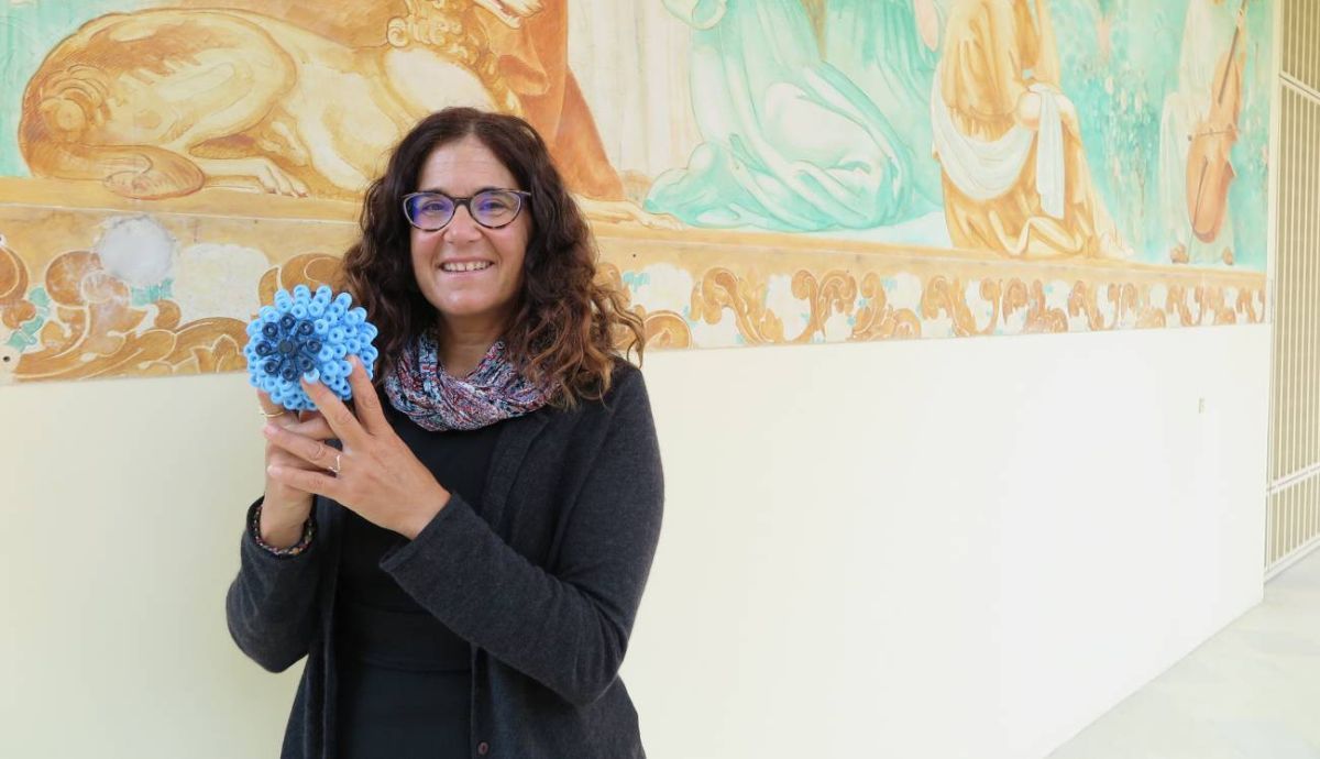 Rachael Miller con el dispositivo Cora Ball, para luchar contra los microplásticos.