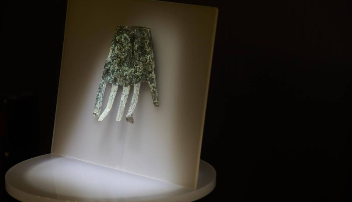 La mano de bronce con el texto más antiguo en lengua vascónica hallada en el yacimiento arqueológico del monte Irulegi.
