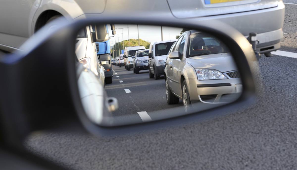 Feijoo exige al Gobierno la retirada inmediata de todos los coches de más de 10 años Imagen iStock y Agencias