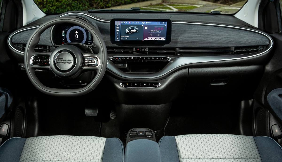 Interior del Fiat 500e eléctrico