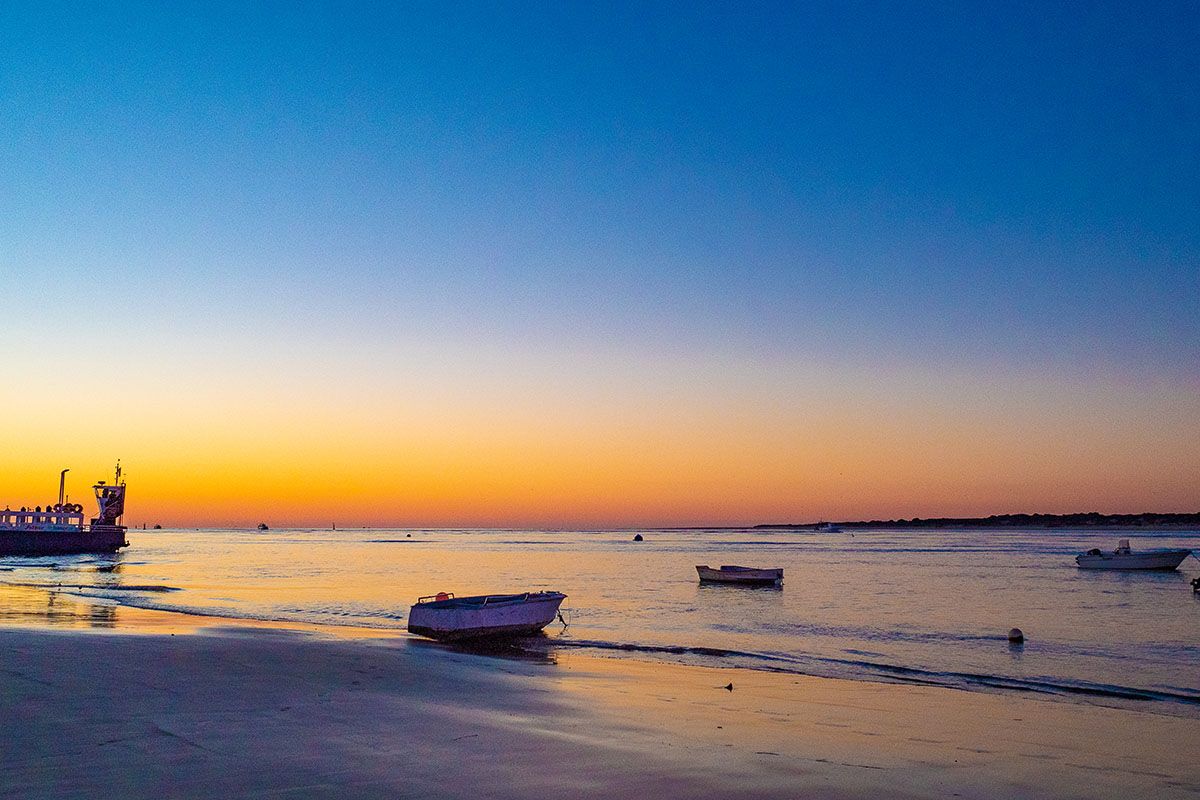Puesta de sobre el río Guadalquivir desde Sanlúcar de Barrameda.