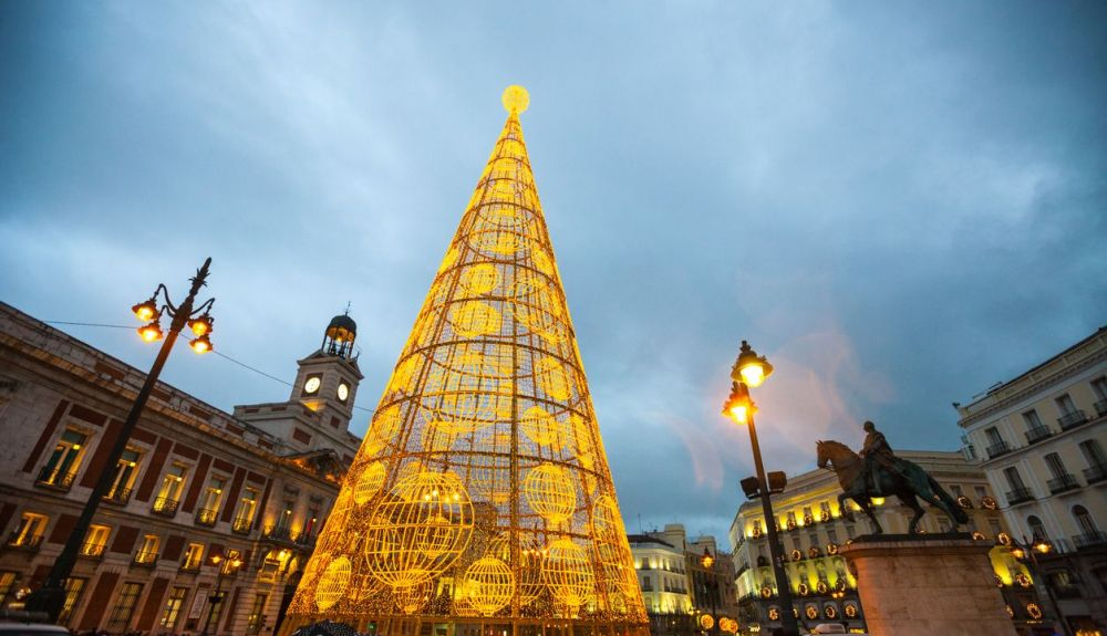 Árbol de Navidad en la Puerta del Sol de Madrid. Árbol de Navidad en la Puerta del Sol de Madrid.