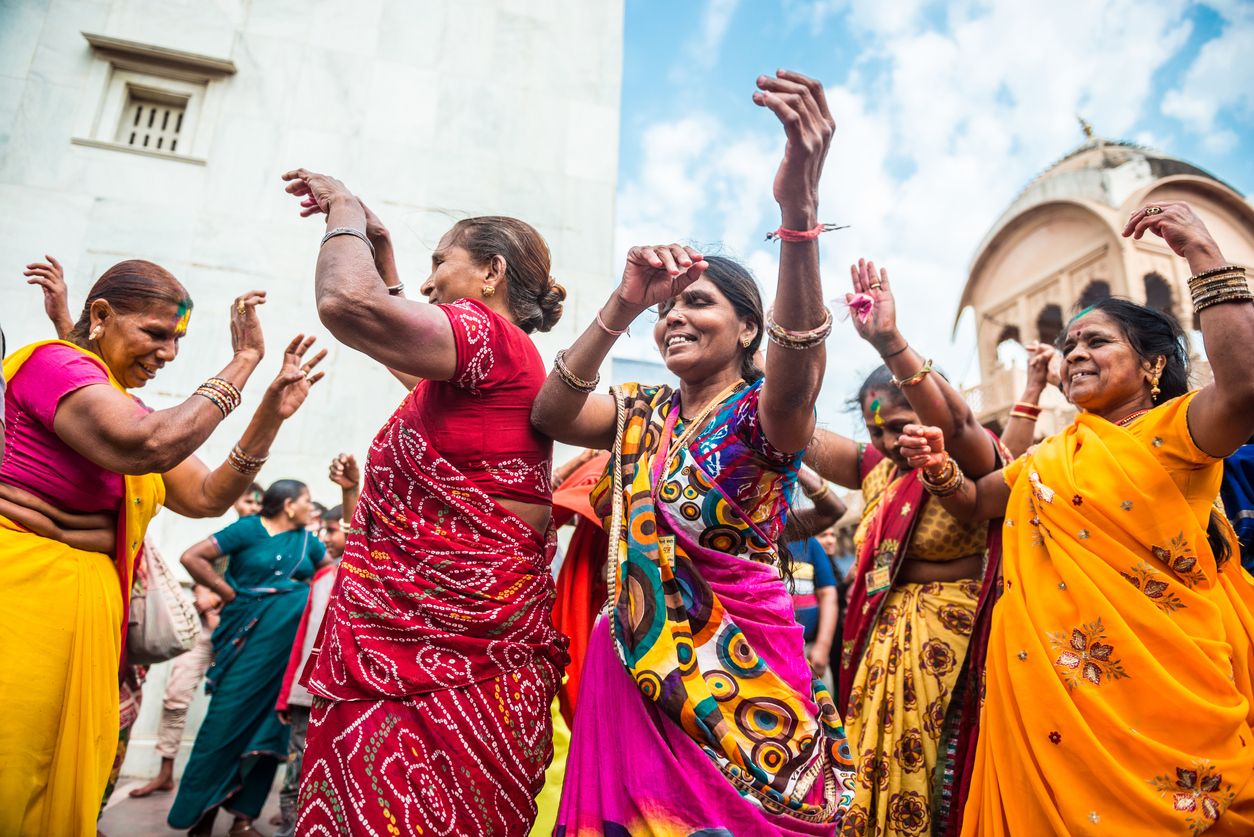 El sari es una prenda femenina usada por las mujeres del sur de Asia.