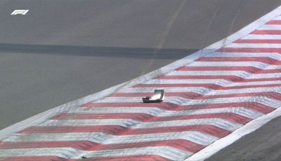 FP3 Un trozo de carrocería sobre un bordillo provocó la bandera roja
